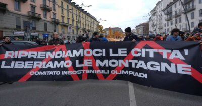 Copertina di Tensione a Milano al corteo contro le Olimpiadi e l’Ice: lanci di petardi, la polizia risponde con cariche e idranti. In 5mila in piazza