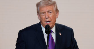 Trump: “Video con gli Obama-gorilla? Ho visto solo l’inizio poi l’ho dato allo staff”. Democratici: “Vaff***”