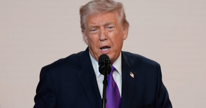 Trump: “Video con gli Obama-gorilla? Ho visto solo l’inizio poi l’ho dato allo staff”. Democratici: “Vaff***”