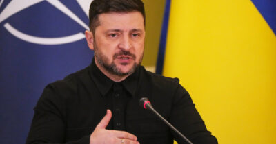 Copertina di Ucraina, nuovi colloqui a Miami la prossima settimana. Zelensky: “Possibile accordo Usa-Russia da 12 trilioni. Mosca vuole spingere la Bielorussia in guerra"