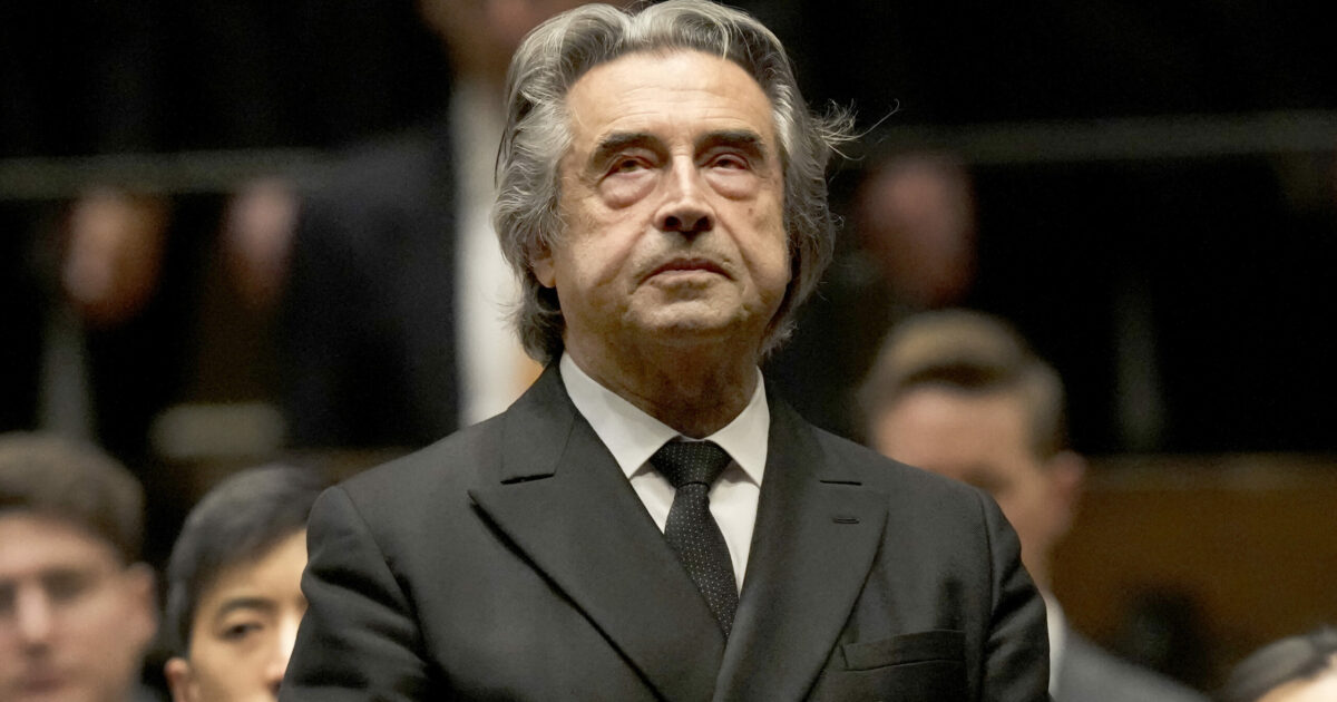 “Oggi il mondo è agghiacciante: si dicono menzogne quando si dice di volere la pace. Vedo violenza, la gente per strada non si saluta”: il maestro Muti amareggiato