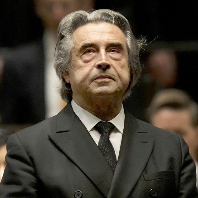 “Oggi il mondo è agghiacciante: si dicono menzogne quando si dice di volere la pace. Vedo violenza, la gente per strada non si saluta”: il maestro Muti amareggiato