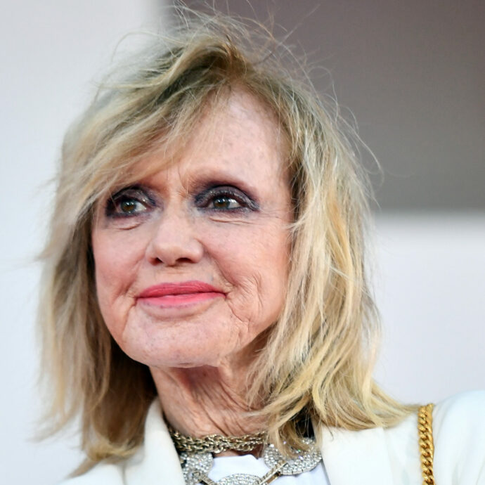 “Giorgia Meloni? Mi piace perché è diretta. Non sapevo dell’Asperger di Greta Thunberg, un errore. Però vedo che adesso di errori ne fa molti lei”: così Rita Pavone