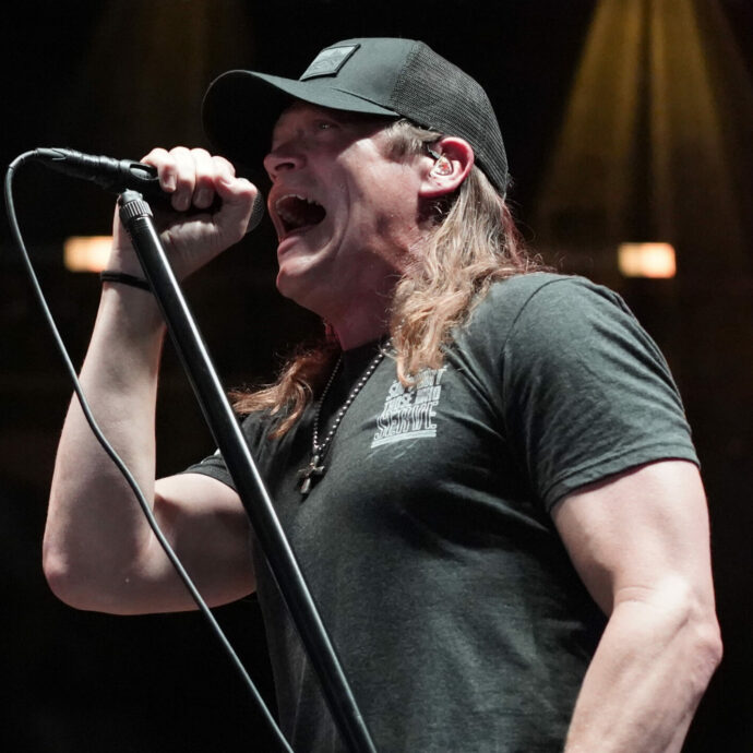 È morto Brad Arnold: fondatore, cantante e batterista dei 3 Doors Down. La band: “Malato di cancro al quarto stadio. La famiglia chiede il rispetto per la privacy”