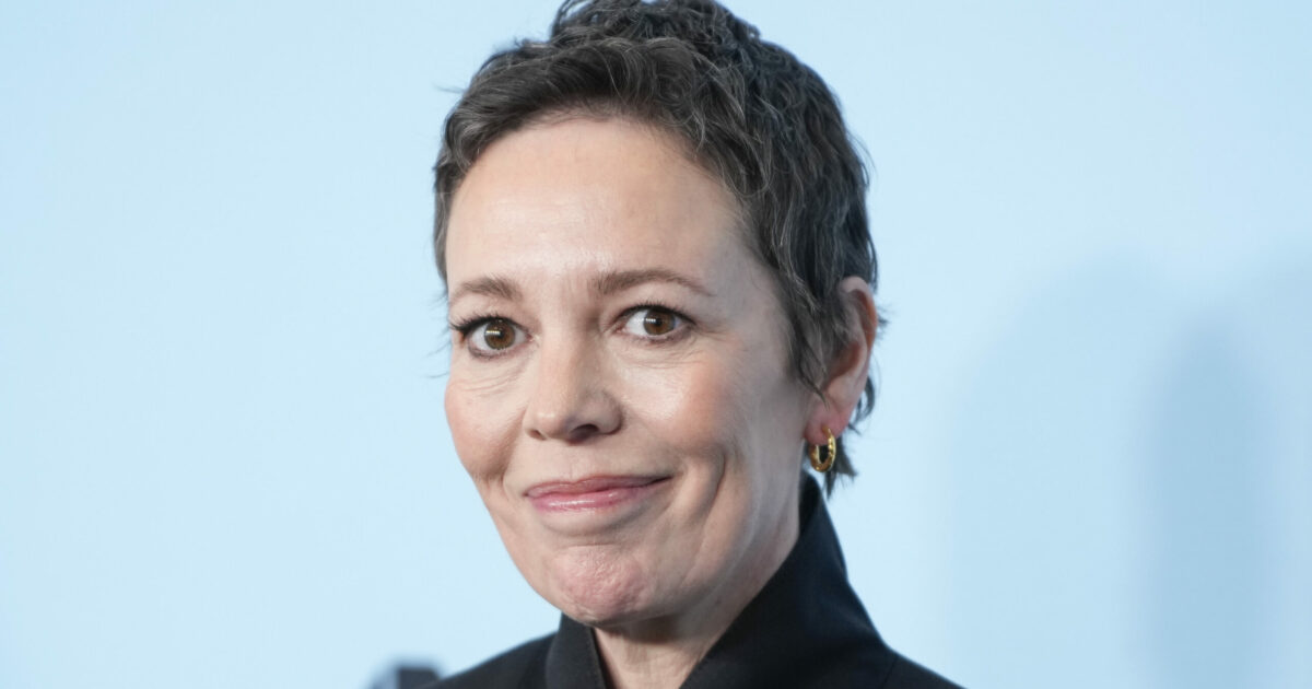 “A mio marito mi sono sempre descritta come un uomo gay. Non mi sono mai sentita del tutto femminile”: la confessione di Olivia Colman