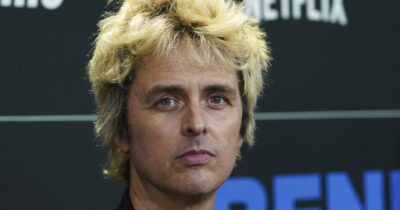 Copertina di “Agenti ICE, lasciate quel lavoro di me**a. Trump vi scaricherà. Venite dalla nostra parte”: Billie Joe Armstrong dei Green Day scalda l’atmosfera del Super Bowl