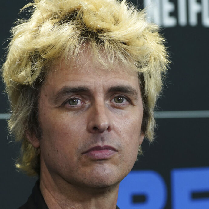 “Agenti ICE, lasciate quel lavoro di me**a. Trump vi scaricherà. Venite dalla nostra parte”: Billie Joe Armstrong dei Green Day scalda l’atmosfera del Super Bowl