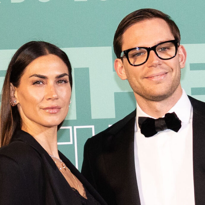 “Carlo Beretta è quel ragazzo che ti apre la porta, ti versa l’acqua a tavola e si scusa se non lo fa. Undici anni di differenza? Dettagli inutili”: così Melissa Satta