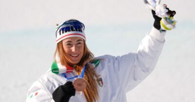 Copertina di Olimpiadi, Goggia bronzo nella discesa: “Sono un po’ dispiaciuta”. Brignone chiude decima