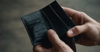 Copertina di La trappola dei salari: così l’aumento dei prezzi si è mangiato il potere d’acquisto degli italiani. Le riforme fiscali? “Una partita di giro”