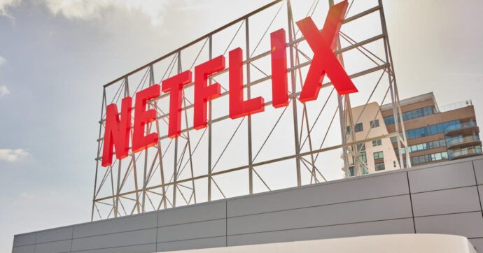 Doppiatori tedeschi contro Netflix: “Vuole usare le nostre voci per addestrare l’AI”. E si rifiutano di lavorare