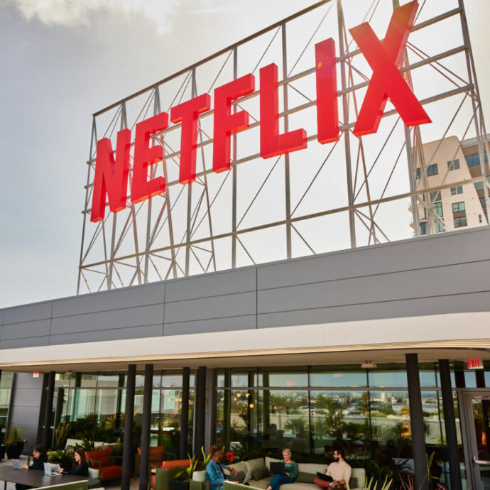 Il Texas fa causa a Netflix: “Raccoglie in modo improprio i dati degli utenti e ha progettato la piattaforma per indurre dipendenza”. La replica: “Tutto falso”