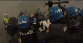 Copertina di Corteo contro le Olimpiadi, le immagini degli scontri tra manifestanti e polizia: cariche e idranti contro gli antagonisti