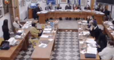 Copertina di La consigliera FdI di Calenzano oltre il surreale: “Perché fare un gemellaggio con gli storpi in Palestina? Meglio con l’Austria, sono ricchi”