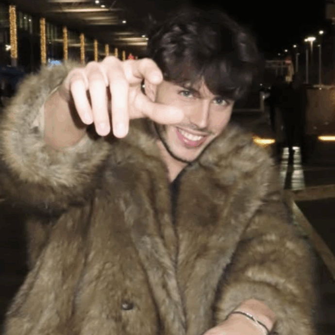 “Bullizzato alle medie. Ballavo, avevo i capelli lunghi, mettevo lo smalto. Qualcuno mi colpì violentemente da dietro”: lo rivela Mattia Zenzola di “Amici”