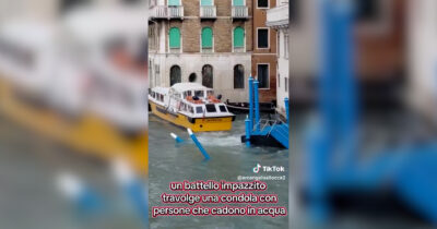 Copertina di Venezia, battello fuori controllo si scontra con due gondole e una barca: quattro persone in acqua. Le immagini