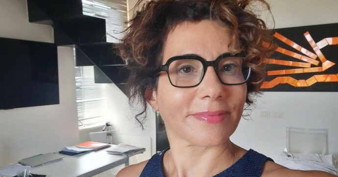 La giornalista Angela Azzaro è morta: aveva 59 anni. La sua carriera, da Liberazione all’HuffPost