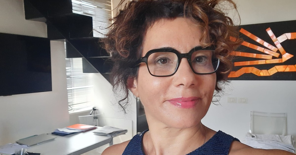 La giornalista Angela Azzaro è morta: aveva 59 anni. La sua carriera, da Liberazione all’HuffPost