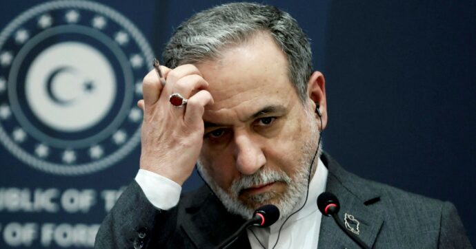 Iran-Usa: il ministro Araghchi minaccia: “Arricchiremo l’uranio comunque, pronti pure alla guerra”