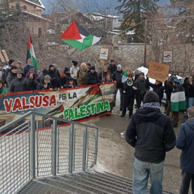 Copertina di “La Valsusa ripudia l’Idf”: a Sauze D’Oulx cittadini protestano contro i soldati israeliani in settimana bianca