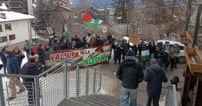 “La Valsusa ripudia l’Idf”: a Sauze D’Oulx cittadini protestano contro i soldati israeliani in settimana bianca