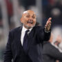 Copertina di Spalletti bacia sulla spalla l’intervistatrice di Dazn. La polemica sul rigore: “Gli arbitri devono diventare professionisti”