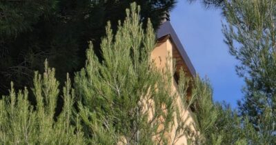 Copertina di Bambina di 2 anni morta in casa a Bordighera: “Aveva lividi sul corpo”. Arrestata la madre