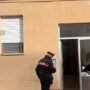 Copertina di Sequestrata, torturata e stuprata per 10 giorni dal fidanzato, giovane donna salvata dai carabinieri. Aggressore arrestato