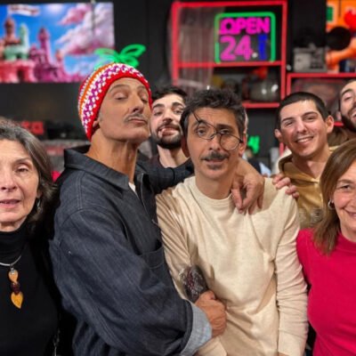 Copertina di “Finalmente la polemica a Sanremo! Tutti si preoccupavano di Pucci, ma la vera mina vagante è TonyPitony”: parola di Fiorello 