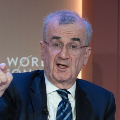 Copertina di Lascia con un anno di anticipo il governatore della Banca di Francia. Così sarà Macron a scegliere il successore