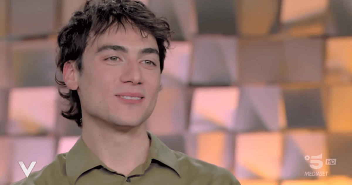 “Mare fuori? È stato un po’ strano vedere la gente che mi fissava per strada. Il gossip mi fa sorridere, sono innamorato da 2 anni”: così Matteo Paolillo