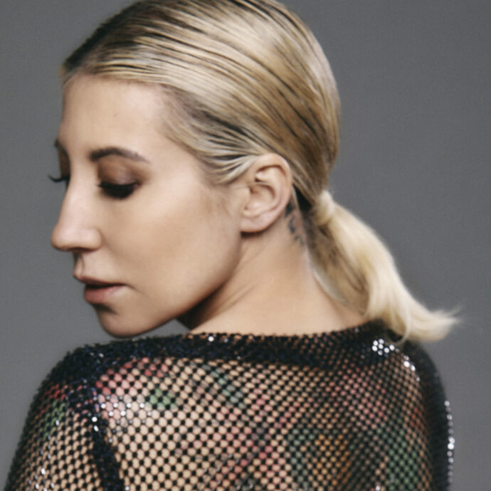 “Bad Bunny al Super Bowl ha dato una bella strigliata, ha detto: il re (Trump) è nudo. Penso farò cinema da vecchia perché sarò pazzesca”: così Malika Ayane