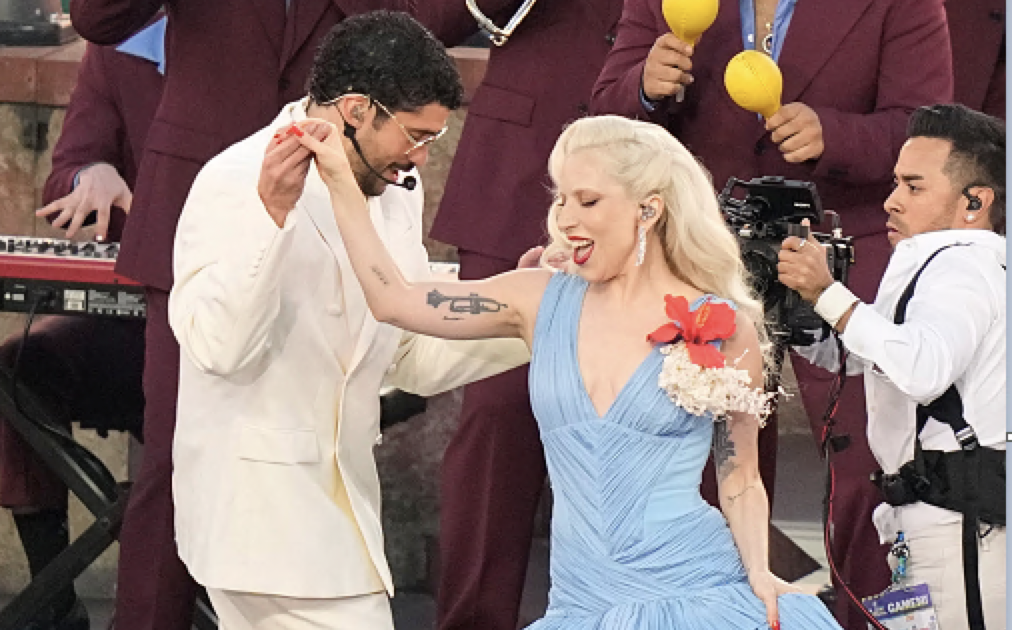 Bad Bunny festeggia con Lady Gaga e Ricky Martin l’orgoglio portoricano al Super Bowl. Donald Trump disgustato: “Terribile. Uno schiaffo alla Nazione”