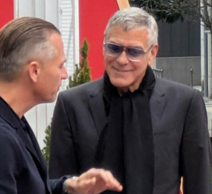 “Mettetemi i filtri per farmi più giovane”: la battuta di George Clooney ai fotografi appostati a Milano