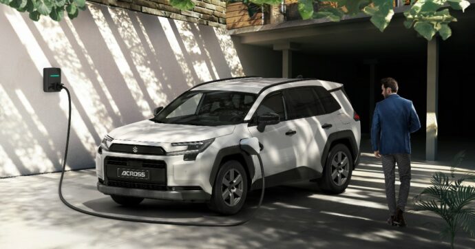 Suzuki Across, debutta la versione Plug-in Hybrid. Più efficiente e hi-tech – FOTO