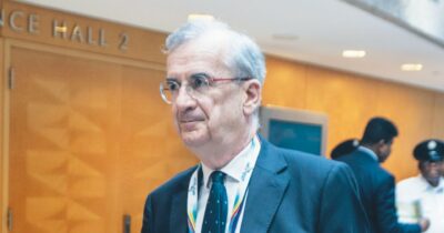 Copertina di Villeroy aiuta Macron: via da Banca di Francia