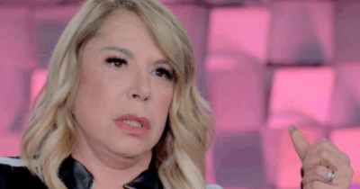 Copertina di “Una persona potente mi ha molestata nel suo studio. Ha provato a baciarmi, io l’ho respinto e ho guadagnato la fuga”: il racconto di Anna Pettinelli a Verissimo