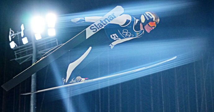 Non conta solo la lunghezza, ma anche lo stile: le regole del salto con gli sci, disciplina iconica dei Giochi