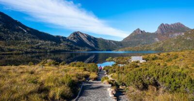 Copertina di “Se le trovate, offro io la birra”: l’AI inventa le terme in Tasmania e i turisti arrivano a frotte, il caso del “paradiso” che non esiste ma diventato virale in Rete