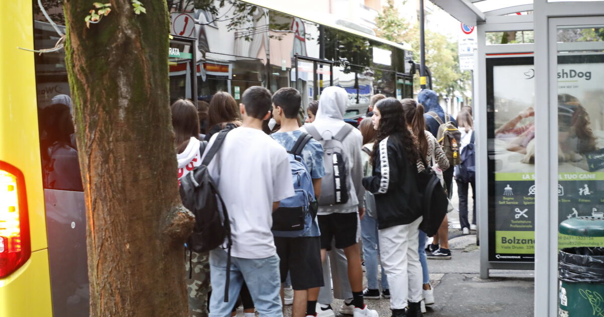 Vicenza, dimentica l’abbonamento del pullman: studente 15enne disabile lasciato a terra sotto la pioggia