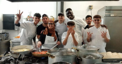 Copertina di Prima buoni poi bravi: le Fonderie Ozanam di Torino e la cucina che rende indipendenti ragazzi in difficoltà