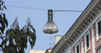 Copertina di Illuminazione pubblica, un disegno di legge per consumare e inquinare meno (e far risparmiare le amministrazioni)