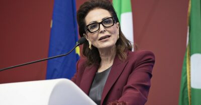 Copertina di Un’altra inchiesta per Santanchè, è indagata per bancarotta per il crac Bioera. Tutti i guai della ministra del Turismo