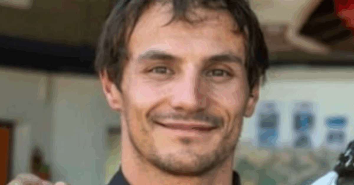 Si lancia da un elicottero ma non si apre il paracadute: morto Pierre Wolnik. Il campione del mondo di caduta libera aveva 37 anni