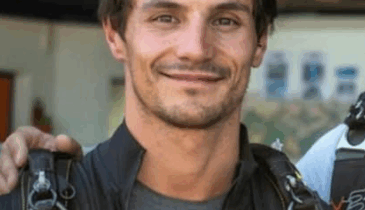 Copertina di Si lancia da un elicottero ma non si apre il paracadute: morto Pierre Wolnik. Il campione del mondo di caduta libera aveva 37 anni