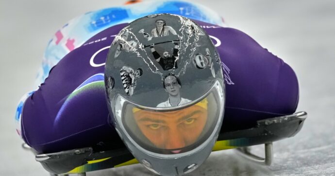 Casco con i volti degli atleti ucraini morti in guerra vietato allo skeletonista Heraskevych: “Mi spezza il cuore”. Il Cio: “Potrà portare il lutto al braccio”