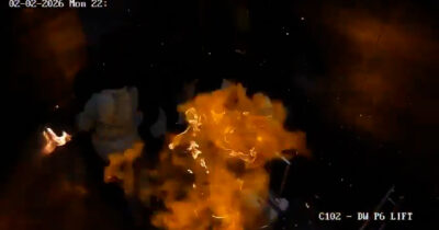 Copertina di Entra in ascensore con un sacco pieno di palloncini: la cabina prende fuoco improvvisamente. Panico all’interno