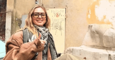 Copertina di “Meloni Dux fascista”: Chiara Ferragni pubblica una foto da Roma con una scritta contro la premier. Poi la cancella