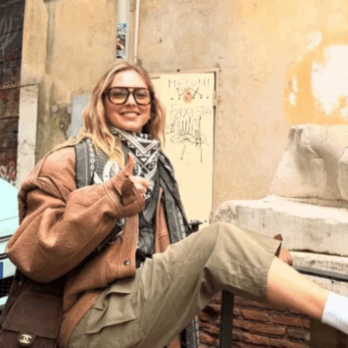 “Meloni Dux fascista”: Chiara Ferragni pubblica una foto da Roma con una scritta contro la premier. Poi la cancella