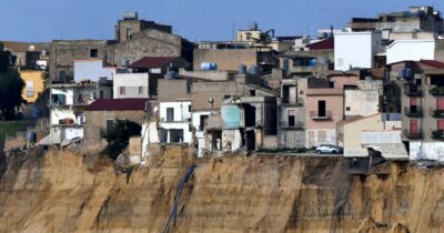 Copertina di Niscemi, 99 famiglie sfollate. Ciciliano: “La frana rallenta”